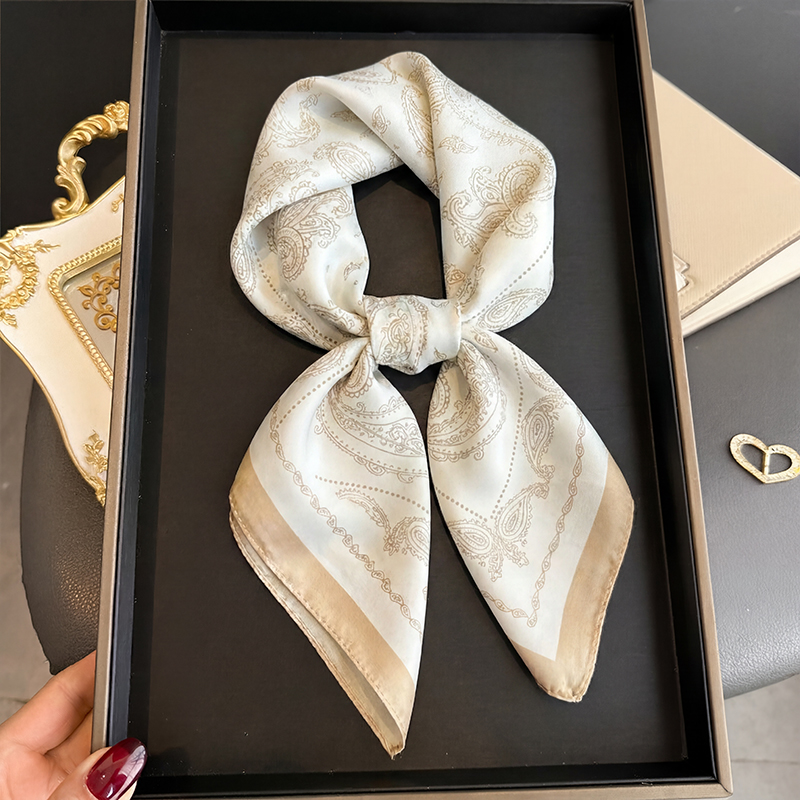 Ascot Neck Scarf - Lenço Quadrado Vintage Bege com Estampa